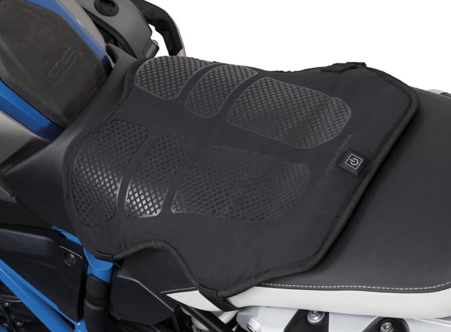 <div class='descrGalleryTitle'>Coprisella Tucano Urbano Coolwarm</div><div class='descrGalleryText'><p>Per primo prendiamo in esame il&nbsp;<b>coprisella riscaldato Coolwarm di Tucano Urbano</b>. Il marchio milanese ha fatto fortuna con prodotti dedicati a chi si sposta, soprattutto in scooter, nella stagione fredda. Basti pensare che la classica coperta per le gambe è spesso chiamata ‘la Tucano’, anche se magari il produttore è un altro. Coolwarm è un interessante accessorio che, rispetto la coperta, va posizionato dall’altro lato, sulla sella, sotto le gambe e sotto il sedere, per fornire tepore aggiuntivo nelle giornate più fredde. È alimentata con connessione USB e&nbsp;<b>per farla funzionare è sufficiente un buon power bank</b>. Il prezzo di listino è di 59,90 euro.</p>
</div>